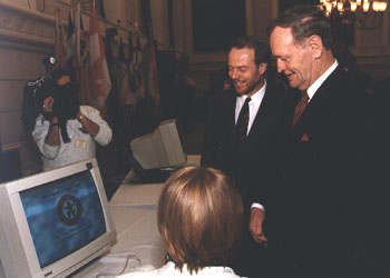 Prime Minister Jean Chrétien Views the Leo Ussak School Website.